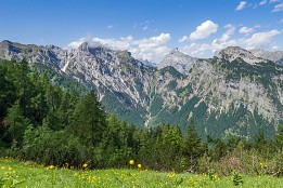 Oesterreich-26 Blick ins Karwendelgebirge mit dem markanten Sonnjoch