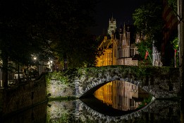 Pferdestraat-Brücke und die Turmspitze von St. Salvator