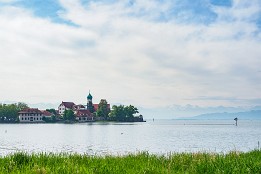 Bodensee-1 Blick auf Wasserburg, dahinter im Dunst die Alpen
