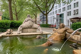 Bodensee-12 Lenk Brunnen in Konstanz (von Peter Lenk)