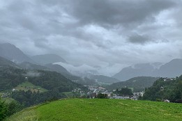 Alpen_Juni_2020-29 Blick vom Lockstein über Berchtesgaden - Regenwetter