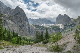 Alpen_Juni_2020-77 Höllental mit Blick Richtung Zugspitze (in den Wolken)