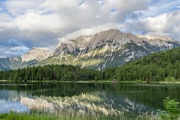 Mittenwald-2 Lautersee am Abend, die Sonne kommt noch mal heraus.