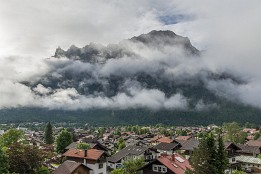 Mittenwald-3 Mittenwald mit der Westlichen Karwendelspitze in den Wolken.