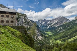 Mittenwald-8 Karwendelhütte über dem Karwendelbachtal