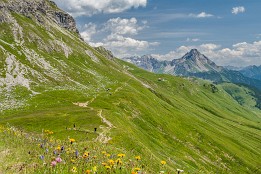 Oberstdorf-17 Höhenweg südlich hinter dem Widderstein und die Widdersteinhütte, im Hintergrund der Biberkopf