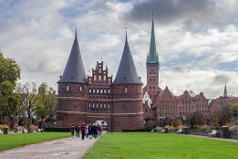 Herbst_2025-33 Holstentor und Kirche St. Petri