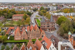 Herbst_2025-34 Blick von der Kirche St. Petri auf die alten Salzspeicher und das Holstentor