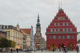 Bild_2012-21 Das Rathaus am Marktplatz und der Dom St. Nikolai.