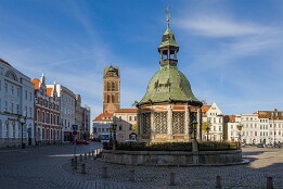 Herbst_2025-10 Kirchturm St. Marien und Wasserspiele