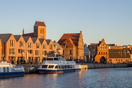 Herbst_2025-18 Alter Hafen mit St. Nikolai und dem Wassertor