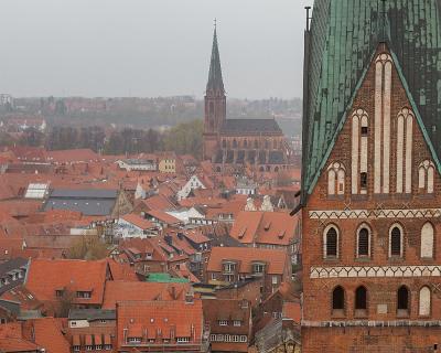 Lueneburg-13  Blick vom Wasserturm mit Kirchturm St. Johannis und hinten St. Nicolai : Lüneburg