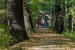 Dessau_Woerlitz_2018-28 Einer der Fürstensitze. Damit ist ein fest gebauter Unterstand gemeint.