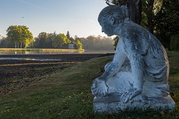 Dessau_Woerlitz_2018-14 Die Muschelsucherin mit Blick zum Nymphaeum.