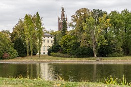 Dessau_Woerlitz_2018-2 Das Schloss und die Kirche von Wörlitz.