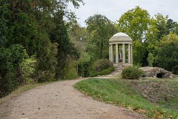 Dessau_Woerlitz_2018-7 Der Venustempel. Er liegt auf dem Elbdeich und darunter befindet sich eine künstliche Grotte.