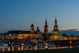Bild_2009-24 Brühlsche Terasse und Hofkirche zur blauen Stunde