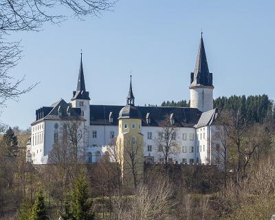 Neuhausen-8 Schloss mit Uhrenturm (gelber Turm)