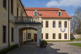 Website-87 Hauptgebäude mit Eingangbereich