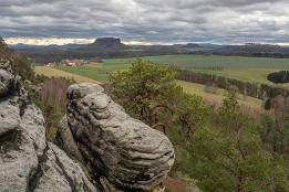 _2180061 Blick von den Rauensteinen zum Lilienstein