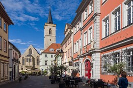 Erfurt-5 Blick zur Ägidienkirche, die auf der einen Seite der Krämerbrücke steht
