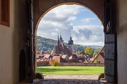 Durchblick vom Schloss auf die Stadt