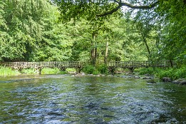 Bild_2009-33 Weitendorf liegt hinter uns. Nun paddeln wir durch das Warnow-Durchbruchtal bei Mildenitz. Hier geht es wieder zu Sache. Die Warnow fließt schnell, ist aber...