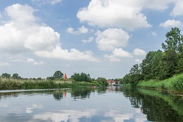 Bild_2009-41 Blick auf Schwaan. Die Warnow bleibt nun ein träger Fluss. Das Gewässer steht förmlich, da nahezu kein Gefälle mehr bis Rostock vorhanden ist.