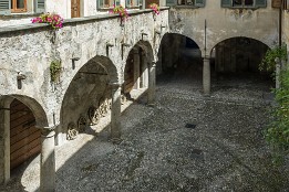 Schweiz2016-22 Ein weiterer Innenhof. So ein Palazzo dehnt sich über mehrere Gebäude und Straßen aus.