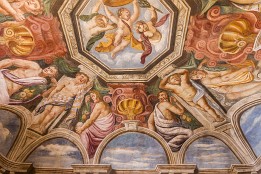 Schweiz2016-29 Die Decke ist wie eine Kuppel bemalt und der Raum wirkt dadurch höher.