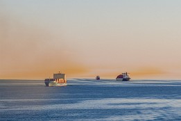 Lofotenreise-8 Am Abend zeigt sich in der tief stehenden Sonne das Ausmaß der Luftverschmutzung durch die Schiffe.