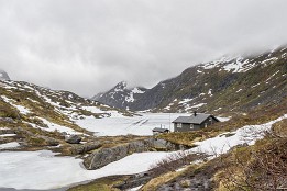 Lofotenreise-147 Nur reichlich 200m hoch gelegen, aber trotzdem noch winterlich. Der See war noch zugefroren und es gab hier oben größere Schneefelder.