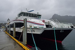 Lofotenreise-150 Die Rückreise von den Lofoten auf das Festland sollte mit diesem Insel-Hopper erfolgen. Leider hatte ich stürmische See. Die Wellen waren so hoch wie das...