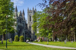 Lofotenreise-153 Der Nidarosdom - Ansicht aus dem Park.