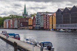 Lofotenreise-170 Der Weg am Strom ist begehbar und bietet schöne Stadtansichten.