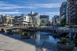 Lofotenreise-174 Wir sind in Tjuvholmen. Alles ist neu gebaut. Hier war vorher der alte Hafen bzw. die Werft, die nach der Schiffskrise still gelegt wurde. Das ganze Gebiet ist...