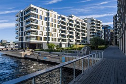 Lofotenreise-176 Es gibt viel Beton und Glas. Bei den Wohnungen hat man Wert auf große Fenster gelegt. Es ist relativ ruhig hier. Und die links sichtbaren Sitzflächen laden je...