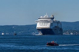 Lofotenreise-178 Einfahrt der Color Magic.