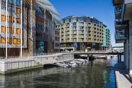 Lofotenreise-179 In dem Stadtgebiet hat man verschiedenen Architekten den Auftrag gegeben, ihre Entwürfe zu verwirklichen. Ist eine moderne aber ansehnliche Mischung geworden.