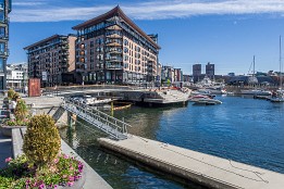 Lofotenreise-180 Blick zum alten Rathaus von Oslo und zum angrenzenden Stadtteil Aker Brygge