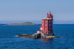 Lofotenreise-31 Kjeungskjær - bekannter Leuchtturm auf der Strecke. Der wird auf dem Schiff sogar angesagt und prompt strömen die Touristen nach draußen....