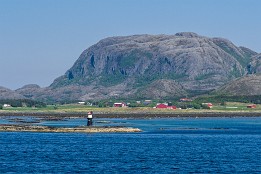 Lofotenreise-32 Man sieht immer wieder solche gewaltigen monolitische Felsenberge im Kontrast zu den winzig wirkenden Häusern.
