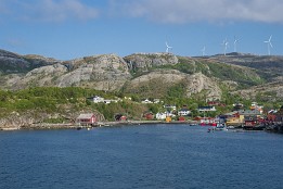 Lofotenreise-36 Kleine Siedlung vor großen Felsen.