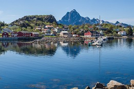Lofotenreise-69 Zweiter Tag auf den Lofoten: Der Mietwagen ist geholt und es geht auf die erste Erkundungstour. Hier der Blick auf Kabelvåg. Ein schönes Örtchen.