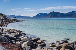 Lofotenreise-75 Es gibt wunderbare Sandsträne auf den Lofoten und glasklares Wasser. Der Ort nennt sich Rørvikstranda.