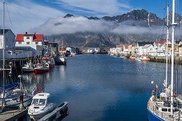 Lofotenreise-80 Blick über den Hafen von Henningsvær. Die Wolken zeigen, dass das Wetter wechselt. Am Folgetag regnet es.