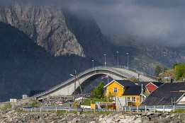 Lofotenreise-81 Markante Brücke von Henningsvær.