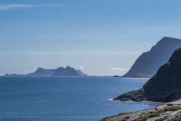 Lofotenreise-103 Der Blick von Å Richtung Sørland. Diese vorgelagerte Insel kann man nur mit dem Schiff erreichen.
