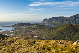 Lofotenreise-111 Der Aufstieg geht auf 255m Höhe. Hier kann man die weißen Nächte schätzen lernen. Der Blick geht nach Norden. Unten sieht man die E10 und hinten der kleine Berg...