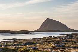 Lofotenreise-112 Ein Stück weiter auf der E10 - der Hoven mit 368m Höhe.